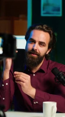 Dikey Videocu, markalı sponsorluk videosundan cep telefonunu sunar, özellikleri yakından analiz eder. İçerik yaratıcısı teknoloji meraklıları için akıllı telefonu inceliyor. Kamera, kamera A