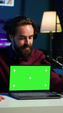 Dikey Video Adam canlı yayında izleyicilere son günlerdeki haber başlıklarını anlatıyor, kroma anahtar laptoptan okuyor. Çevrimiçi sunucu sunucuyu göster yeşil ekran not defteri, kamera A