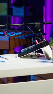 Vertical Video Empty Home Prodüksiyon Stüdyosu. Yayınlanan site eğlence programı için podcast ekipman teknolojisi kayıt sesi. Oturma odasında rgb ışıkları olan canlı yayın konumu