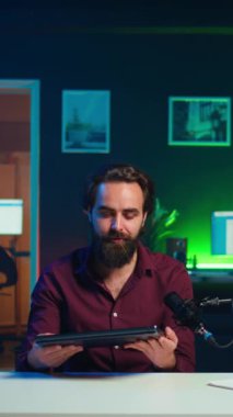 Vertical Video Tech içerik yaratıcısı yeni çıkan oyun dizüstü bilgisayarının görüntülerini kaydediyor, kutusunu açıyor ve hayran kitlesine geri bildirim veriyor. İnternet yıldızı abonelere sponsor damgalı aygıtı onaylıyor