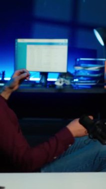 Dikey video çocuk videosu vlog için yaratıcı giriş yapıyor, video çekmek için mikrofon kullanıyor. Ana stüdyoda mikrofon ile video bloglama kanalı çekilirken, enerji içeriği yaratıcısı sandalyede dönüyor