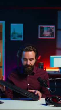 Stüdyodaki dikey video adam sponsorluk markasından aldığı klavyeyi inceliyor. Canlı yayın sırasında Bluetooth kablosuz bilgisayar periferikalini tanıtmak için çevrimiçi program sunucusuna para ödendi.