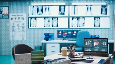 Modern tıbbi gereçler ve haplarla dolu boş bir doktor ofisi, bir sonraki hasta muayenesi için hazır. Gelişmiş tanı, sağlık hizmetleri ve hasta bakımı yönetiminin altı çizili.