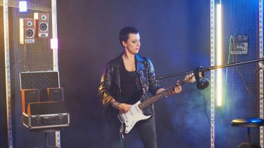 Dişi rock müzisyeni thrash metal konserinde güçlü sesini ve isyankar tavrını göstererek kalabalığı büyüledi. Rock yıldızı müthiş bir müzik gösterisi yapıyor. Kamera B.