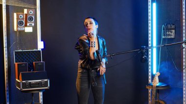 Cesur grunge rock yıldızı, hayranlarına havadan öpücükler yolluyor. Kulüpteki seyircileriyle flört ediyor ve özgüvenini gösteriyor. Kadın sanatçı konser sırasında şakacı oluyor. Kamera B.