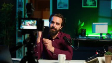 Marka sponsorluk videosundan cep telefonu sunan adam, özellikleri yakından analiz ediyor. İçerik yaratıcısı teknoloji meraklıları için akıllı telefonu inceliyor. Kamera, kamera A