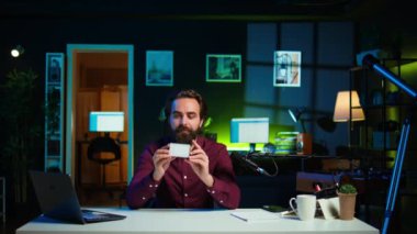 Teknik guru, mini lambaların teknik incelemesini kaydediyor, boks yapmıyor ve seyircilere bilgi sunuyor. İnternet yıldızı abonelere film ekipmanı gösteriyor, mikrofon ve kamera B ile konuşuyor.