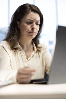 Aşırı yüklenmiş girişimci yorgun ve endişeli hissediyor, teslim tarihine yetişmek ve işini korumak için çok çalışıyor. Genç CEO stresli ve rahatsız, aşırı yüklenmiş..