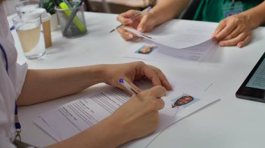 İK uzmanları iş başvurularını beceri eksikliği ve niteliklerinden ötürü reddederek, röportajdan sonra uygunsuz kişileri reddettiler. İşe alım için adayları seçen alıcılar. Kapatın. Kamera B.