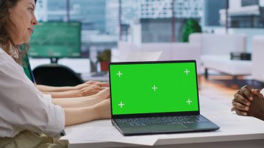 İş arayan insan kaynakları ekibiyle dizüstü bilgisayarın yanında yapılan bir görüşmeye katılıyor, işe alım uzmanları özgeçmişlerinde yazılan nitelikleri ve iş deneyimlerini gözden geçiriyorlar. İşsizlik. Kamera A.