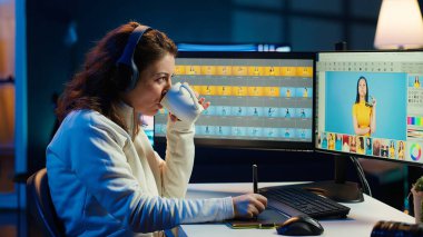 Fotoğrafçı fotoğraf düzenlemek ve kahve içerken ayarlama yapmak için kurgu yazılımı kullanıyor. Uzman renk düzeltme kulaklıkla müzik dinlerken resimler, kamera A