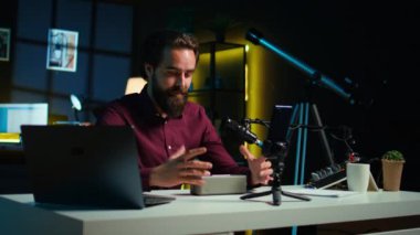 Influencer, internet platformları kanalı için cep telefonuyla çekim yapan kablosuz taşınabilir hoparlörleri inceliyor. Nüfuz edici müzik aygıtı gösteriyor, akıllı telefon ile kayıt, kamera B