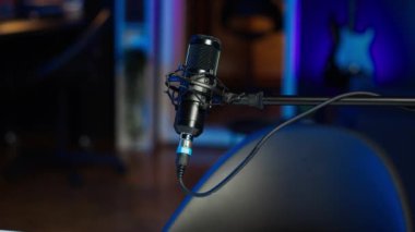 Çevrimiçi canlı yayın kanalı için yapılan tartışmaları kaydetmek için Podcast mikrofonu, kapatın. Boş oturma odasında neon ışıklarla ses yakalama ve kaydetme teknolojisi