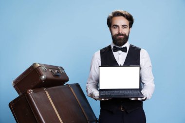 Otel hademesi stüdyoda boş bir ekran sunar. Profesyonel bir komi gibi davranırken dizüstü bilgisayarında izole edilmiş beyaz ekran görüntüler bırakır. Kapıcı, kopyalama aygıtı gösterdi.