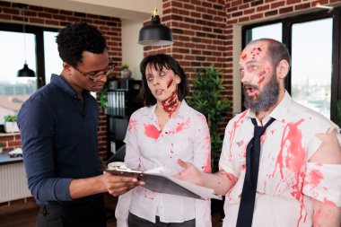 Beyinsiz çalışanlar, Afrika kökenli Amerikalı yöneticilerden akıl uyuşturucu görevler alarak ölümüne çalıştılar. Ofisteki iş arkadaşları otomatik pilotta çalışıp monoton işler yaparak zombiye dönüşüyorlar.