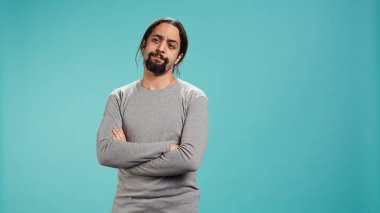 Adam inançsızlıktan başını sallıyor, tatmin olmamış gibi, stüdyo arka planında soyutlanıyor. Hayal kırıklığına uğramış bir Arap başka biriyle aynı fikirde değil, stüdyo arkaplanı, kamera B