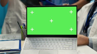 Uzmanlardan oluşan çeşitli bir ekip bir toplantıda izole ekran ile radyografi test taramalarını inceliyor, bir tedavi merkezinde röntgen sonuçlarını inceliyor. Personel hastalıkların önlenmesini sağlıyor. Kamera A.