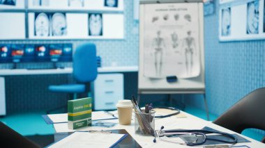 X-ray cihazı ve sağlık sektöründe kullanılan modern araçlarla tasarlanmış boş bir klinikte boş bir ofis, sigorta tedavi planlarına yardımcı olan tıbbi klinik. Hastalık önleme ve tedavi.