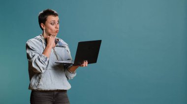 Genç bir kadın mağaza sitesine sipariş veriyor ve kıyafetlere para harcıyor, şık bir kız uzaktan kredi kartı ödeme yöntemini seçiyor. Satın alınması gereken ticaret ve tüketim. Kamera B.