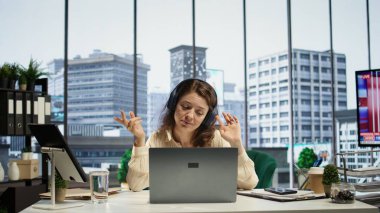 Girişimci kulaklığıyla müzik eşliğinde çalışmaktan, şirket ofisindeki günlük işleri çözmekten hoşlanıyor. Kararlı kadın CEO favori şarkılar ve verimlilikle eğleniyor. Kamera B.