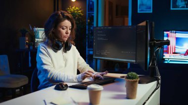 Bilgisayar kullanarak şirket verilerini bozmaya çalışan siber suçluların kötü niyetli trafiğini filtreleyen programcı, sahte saldırıları önleyen, kamera B görüntüleme