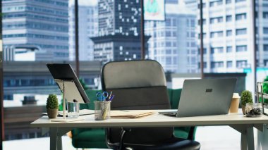 Boş, modern, üst düzey ofis alanı. Otorite sahibi biri ya da bir CEO için tasarlanmış. Analiz ve raporlar ekranda. Kentsel Küresel Girişim Çalışma Alanı, Güçlendirme.