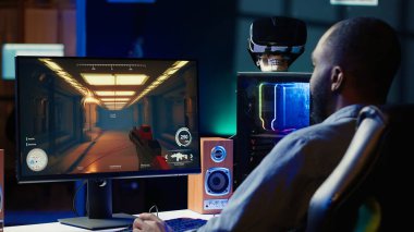 Bilgisayar masasında bilgisayar oyunu oynamak için eve gelen adam işten izin gününün tadını çıkarıyor. Oyuncu odaya giriyor, çevrimiçi çok oyunculu nişancı kamera A 'da düşmanla savaşıyor.