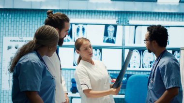 Tıp uzmanları insan anatomisi ve hastalık teşhisi konusunda işbirliği yapıyorlar. Radyoloji ve radyografi alanında uzman bir doktor ekibi doğru tedavi hizmetlerini, takım çalışmasını destekliyor. Kamera A.