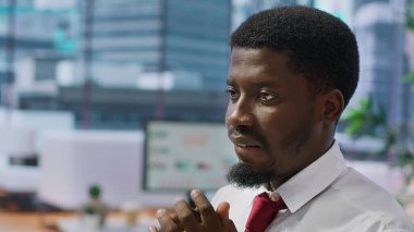 Gergin ürkek aday, işe alım ekibiyle yaptığı bir iş görüşmesi sırasında endişeli ve iş teklifi alma konusunda çok rahatsız ve güvensiz hissediyor. Utangaç iş arayan. Kapatın. Kamera A.