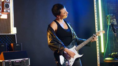 Kadın rock müzisyeni performans sergilerken acı veren bir baş ağrısıyla uğraşıyor. Kendini kötü hissediyor ve hastalığından endişe ediyor. Sanatçı rockçı migrenden rahatsız bir şekilde şarkı söylüyor. Kamera A.