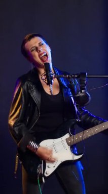 Bir gece kulübünün performansında, kadın gitarist grunge esinlenilmiş bir kıyafetle rock 'çı, içindeki rock yıldızıyla iletişim kuruyor. Gürültülü asi heavy metal müziği yaratan sanatçı.