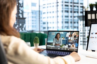 Kararlı kadın CEO hissedarlarla bir video konferans toplantısına önderlik ederek açık iletişimi teşvik ediyor, fikir paylaşımını teşvik ediyor ve küresel genişleme üzerinde çalışmak için yeni bir yatırım planı hazırlıyor. Ortak hedeflere ulaş.