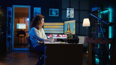 Fotoğrafçı monitörde gelişmiş fotoğraf düzenleme yazılımı kullanıyor. Bilgisayar ekranında ayarlar yapmak için özel fotoğraflar kullanan fotoğraf editörü, kamera B