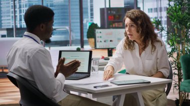 Uygun olmayan öfkeli kadın iş teklifinden reddedilince sinirleniyor. Asker alımında bağırıyor ve kağıtları etrafa saçıyor. Kalifiye olmayan deli başvuru sahibi. Kamera A.