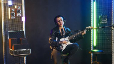 Kendine güvenen kadın şarkıcı canlı yayında güçlü bir ses performansı sergiliyor. Rock yıldızı titreşimli Edgy heavy metal sanatçısı bir canlı şarkı söylüyor, ikonik sanatçı alternatif müzik söylüyor. Kamera B.