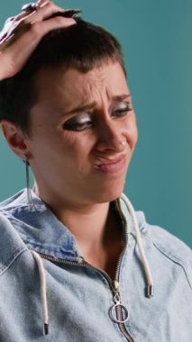 Dikey video, hiçbir şeyden haberi olmayan bir kadının stüdyoda dahice bir fikri olduğunu fark ettikten sonra heyecanlandığını gösteriyor. Pozitif akıllı insan 