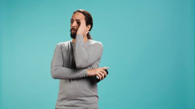 Hastalıktan kötü hisseden, baş ağrısı çeken, ilaç alan, stüdyo geçmişinden soyutlanmış bir adam. Yorgun insan soğuktan acı çekiyor, ilaç tedavisi görüyor, kamera B