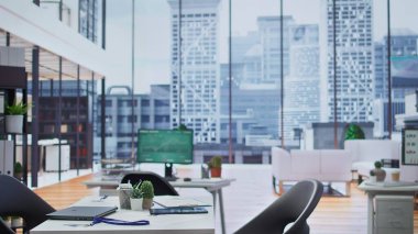 İşe alım sürecine odaklı boş modern ofis kurulumu ve yeni personel alımı, iş adamları kariyerlerini çok uluslu bir şirkette geliştiriyor. İşgücü planlaması.