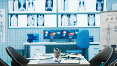 İlaç, klinik, hastalık önleme ve terapi üzerinde çalışan modern aletlerle donatılmış özel bir tesiste boş bir dolap, sigortanın tedavisine yardım.