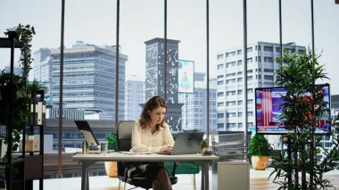 Girişim yönetimi ve gelişimi için günlük faaliyetleri onaylamak üzere sözleşme ve evrak imzalayan bir işletme yöneticisi. Yasal belgelerle çalışan kadın CEO, yetki belgesi. Kamera B.