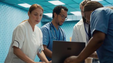 Uzman doktor, departman toplantısında tedavi planı bulmak için test sonuçlarını personelle birlikte analiz eder. Lisanslı doktorlardan oluşan bir ekip radyoloji teşhisi ve genel uzmanlık sağlamak için birlikte çalışıyor. Kamera A.