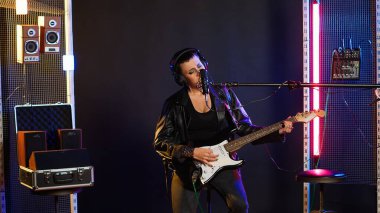 Güçlü bir thrash metal performansı sunan canlı vokalist, şarkı sözlerini yoğun duygularla seslendiriyor. Sahne ışıkları kendine güvenen çılgın müzisyenin üzerine parlıyor, süperstar varlığını sergiliyor. Kamera B.