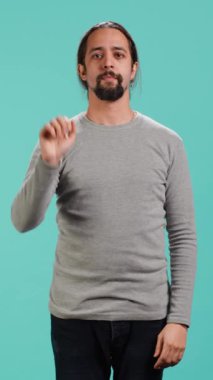 Dikey videocu AR hologramlarına bakıyor, hareketler yapıyor. Fütürist modern artırılmış gerçeklik teknolojisi kullanan teknoloji meraklısı, stüdyo arka planında izole edilmiş, kamera A