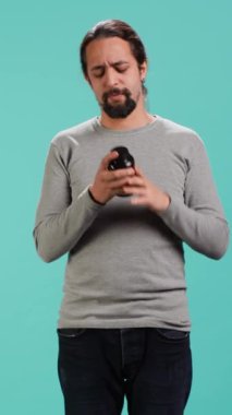 Dikey Videocu, hastalıktan, baş ağrısından, haplardan muzdarip. Stüdyo arka planında izole edilmiş. Yorgun insan soğuktan acı çekiyor, ilaç tedavisi görüyor, kamera A