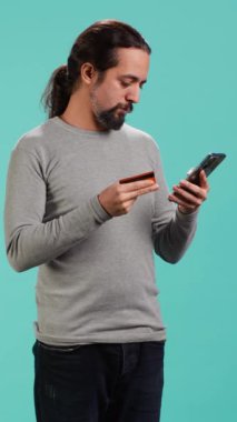 Dikey videolu adam web sitesine ödeme metodu ekliyor. Terfi ve stüdyo geçmişinden faydalanmaktan zevk alıyor. İnternet alışverişi yapmaktan, kredi kartı verilerini yazmaktan...