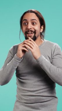 Düşey video hayal kırıklığına uğramış bir adam, arkadaşına fiyasko konusunda uyarıda bulunuyor, mavi stüdyo arka planında izole edilmiş. Eşi ile anlaşmazlık içinde olan, onu suçlayan ve ders veren, kamera B