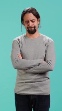 Dikey Videocu, memnuniyetsizlik göstererek, stüdyo arka planında izole bir şekilde kafasını sallıyor. Hayal kırıklığına uğramış bir Arap başka biriyle aynı fikirde değil, stüdyo arkaplanı, kamera A