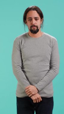 Dikey video delisi, tırnak yiyen, kötü haber almaktan korkan, stüdyo geçmişi olan bir adam. Endişeli insan zihinsel sağlık sorunları yaşıyor, negatif duyguları var, kamera A