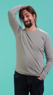 Utangaç bir adamın kafaya koyduğu dikey video görüntüsü. Utanç verici, stüdyo çekimi sırasında izole edilmiş. Kendine güveni olmayan biri aşık olurken, duygularını ifade etme ihtiyacı hissederken, kamera.