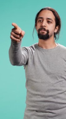 Dikey video, kızgın adam arkadaşlarıyla fiyasko yüzünden kavga ediyor, suçu onun üzerine atıyor, stüdyo arka planında soyutlanıyor. Eşiyle anlaşamayan kaba insan, küfür eden ve işaret eden, kamera B